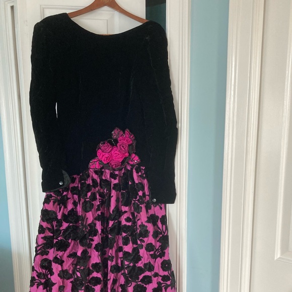 Beautiful velvet and taffeta ball gown - Picture 1 of 5